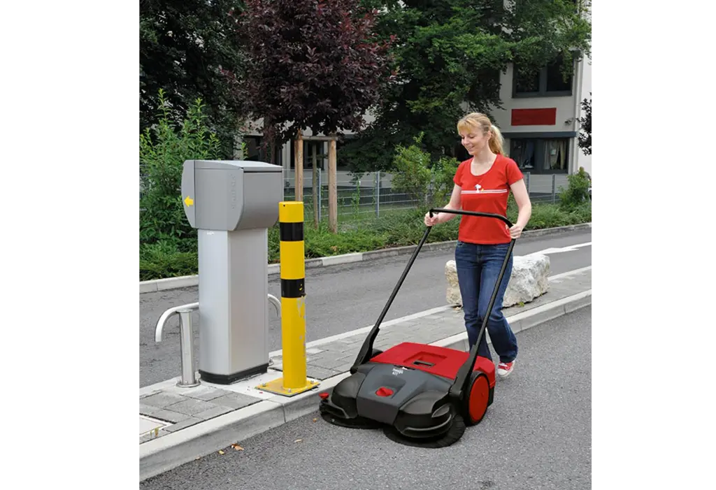 handkehrmaschine-akku-haaga-677-profi-Parkplatz_1920x1920.png.webp